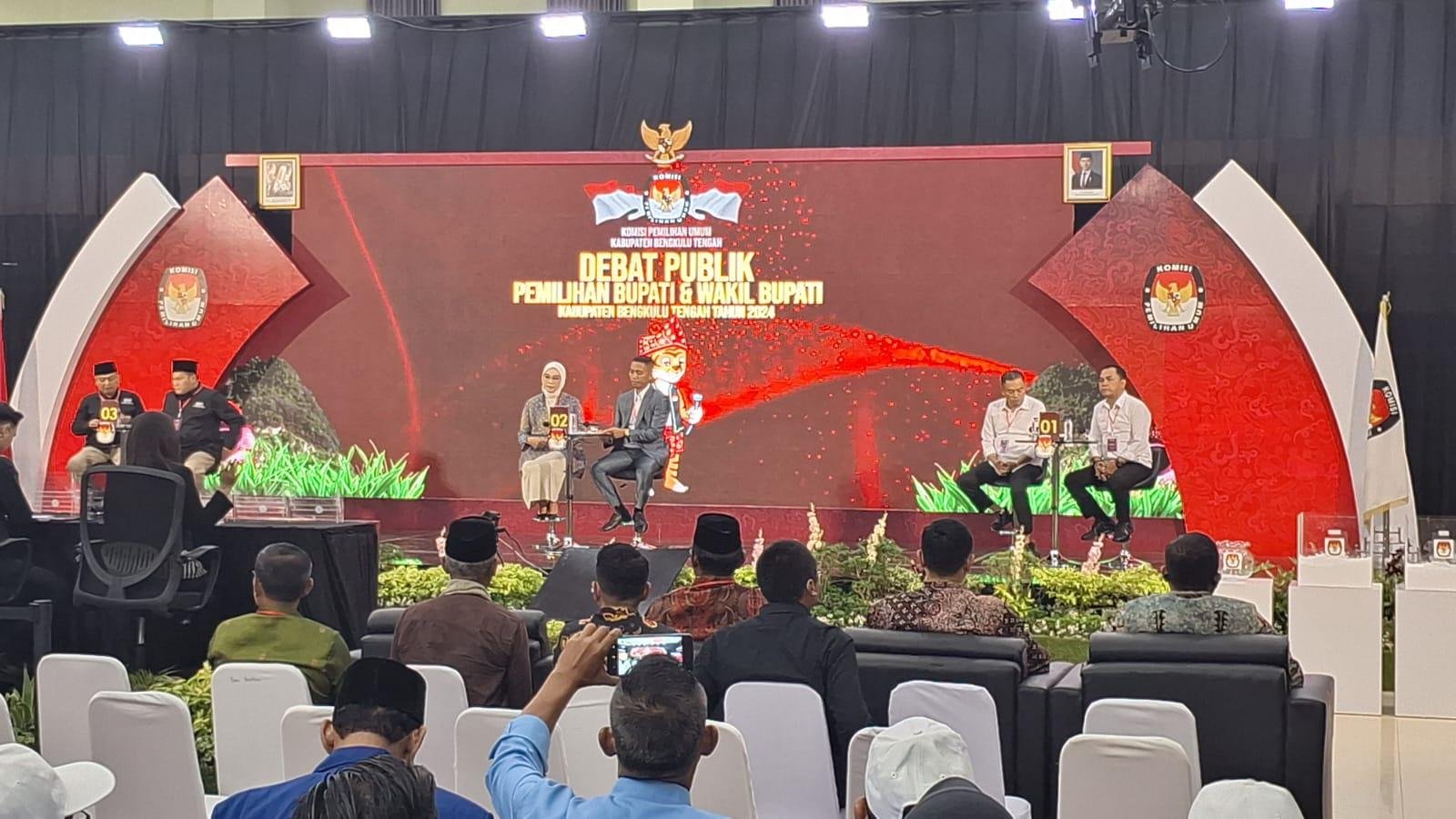 Debat Pilkada Benteng Debat publik pertama cabup-cawabup Bengkulu Tengah di Gedung Poltikes Kemenkes Bengkulu, Senin 4 November 2024.(Foto Harapanbaru news-Usmin)