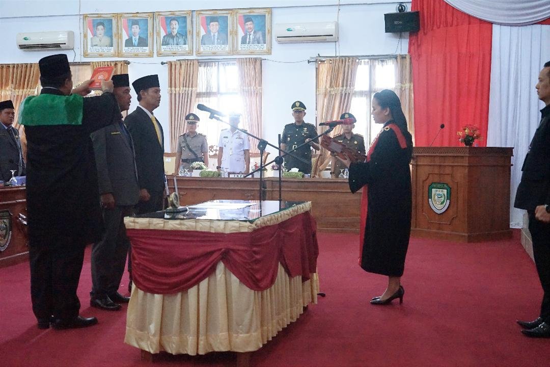 Wakil Ketua I dan II DPRD Kabupaten Seluma masa bakti 2024-2029 diambil sumpah dan janji, Selasa 5 November 2024.(Foto-Humas Pemprov Bengkulu)