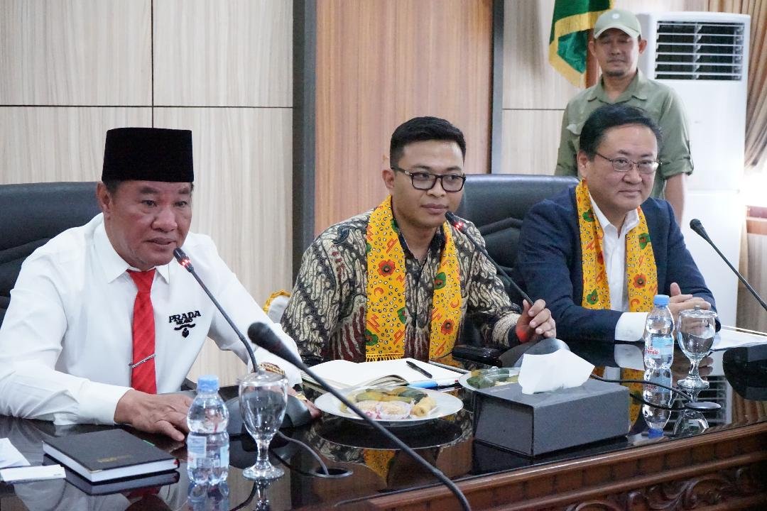Plt Gubernur Bengkulu, Rosjonsyah dan pengusaha Jepang membahas kerja sama dalam bidang peningkatan SDM untuk mengatasi lapangan kerja di daerah ini, Selasa 5 November 2024.(Foto-Humas Pemprov Bengkulu)