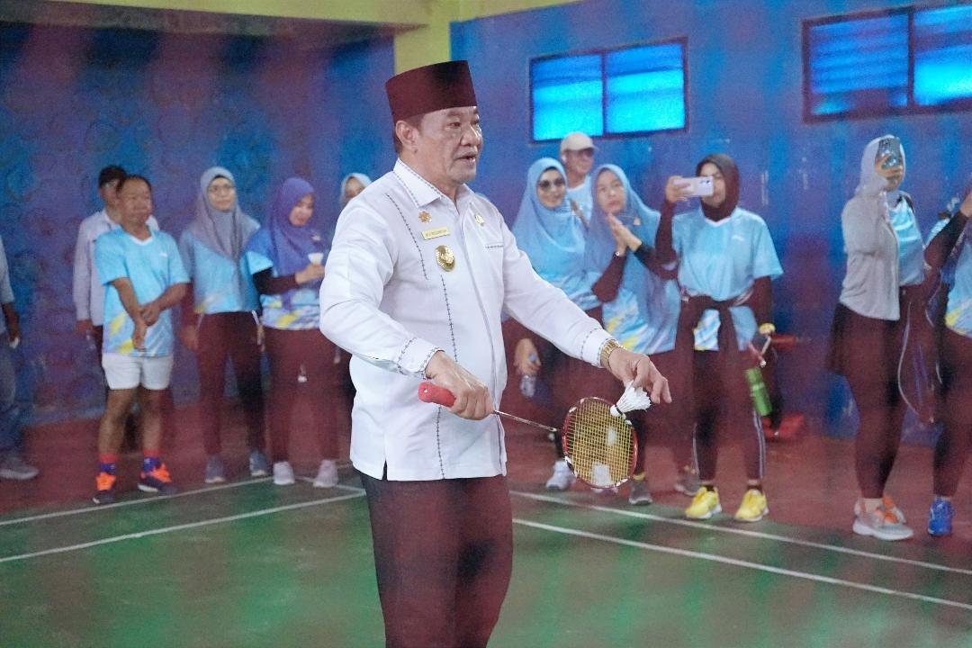 HKN RSJO Bengkulu Plt Gubernur Bengkulu Rosjonsyah membuka kejuaraan bulutangkis dalam rangka meriahkan Hari Kesehatan Nasional (HKN) ke-60 tahun 2024 diselenggarakan RSJKO Bengkulu, Rabu 6 November 2024.(Foto-Humas Pemprov Bengkulu)