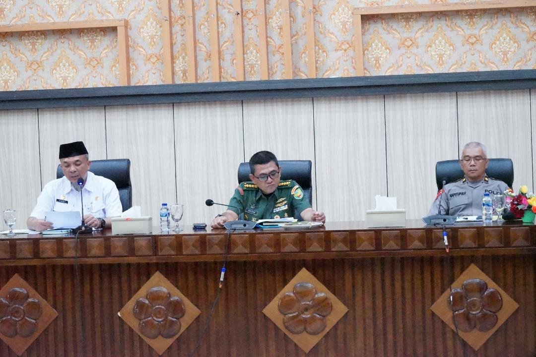 Kepala Biro Pemkes, Pemprov Bengkulu, Fery Arnez (kiri) mengikuti rapat finalisasi perayaan HUT ke-56 Provinsi Bengkulu pada 18 November 2024 mendatang, Rabu 6 November 2024.(Foto-Humas Pemprov Bengkulu)