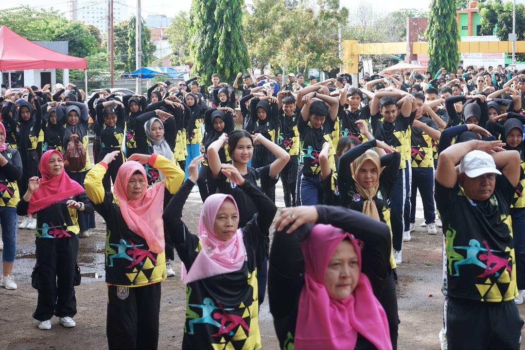Senam Massal HUT Bengkulu Ribuan siswa SMA dan masyarakat Kota Bengkulu mengikuti senam massal HUT Provinsi Bengkulu ke-56 tahun 2024, Kamis 7 November 2024.(Foto-Humas Pemprov Bengkulu)