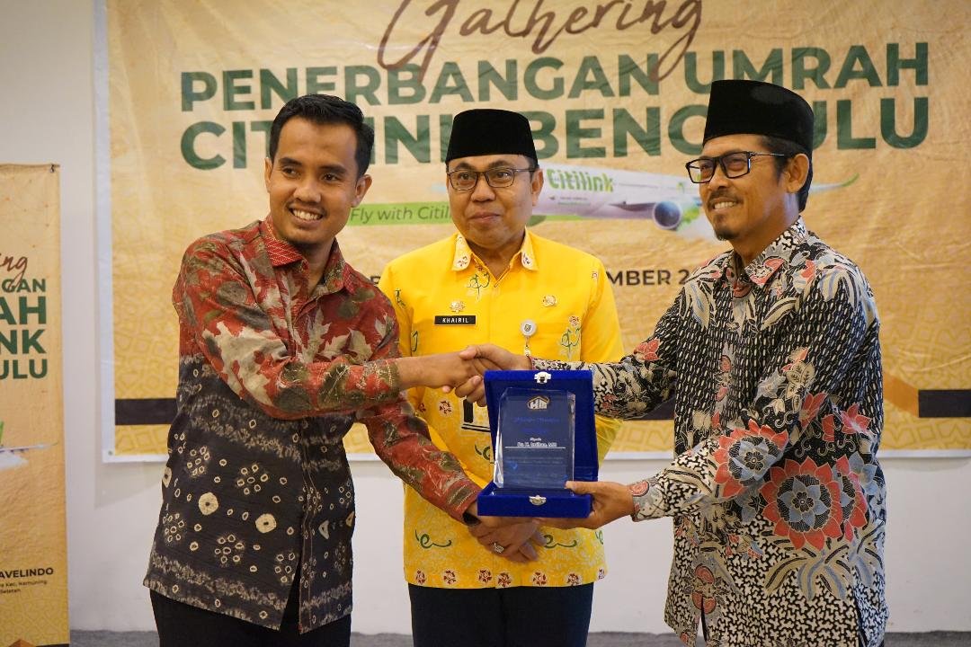 Disaksikan Asisten I Pemprov Bengkulu, Khairil Anwar, PT Haramain Mulia Travelindo memberikan cinderamata sebagai kenang-kenangan atas kerja sama pada acara Gathering Penerbangan Urah Citilink Bengkulu, 8 November 2024.(Foto-Humas Pemprov Bengkulu) Disaksikan Asisten I Pemprov Bengkulu, Khairil Anwar, PT Haramain Mulia Travelindo memberikan cinderamata sebagai kenang-kenangan atas kerja sama pada acara Gathering Penerbangan Urah Citilink Bengkulu, 8 November 2024.(Foto-Humas Pemprov Bengkulu)