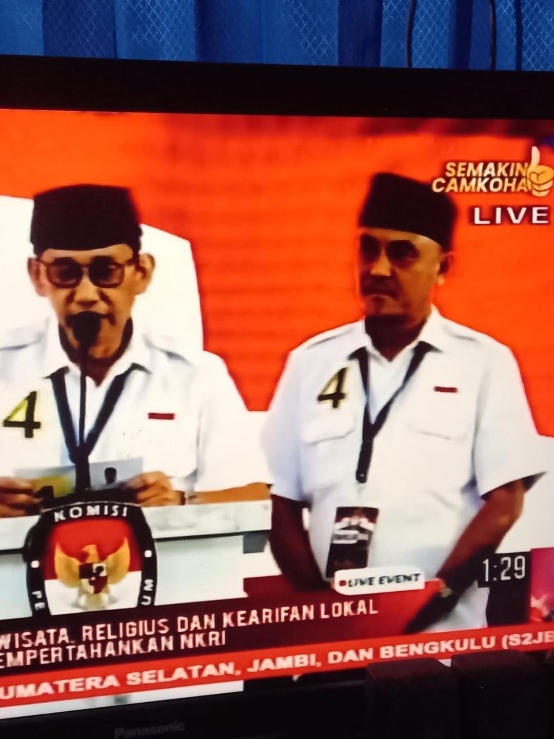 Paslon calon wali kota dan wawali Bengkulu, Beny suharto-Aprizal saat mengikuti debat pilwakot Bengkulu, Jumat 8 November 2024.(Foto-Harapanbaru newa-Usmin)