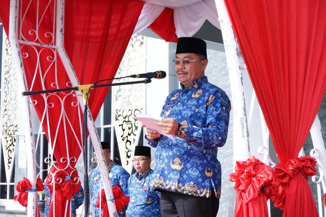 Asisten II Pemprov Bengkulu, RA Danny menjadi inspektur upacara memperingati Hari Pahlawan tahun 2024, Minggu 10 November 2024.(Foto-Humas Pemprov Bengkulu)