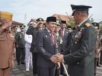 Asisten I Pemprov Bengkulu menyalami Danrem 041 Gamas Bengkulu, Brijen TNI Rachmat Zulkarnaen pada acara Ziarah Nasional di TMP Balai Buntar Bengkulu, Minggu 10 November 2024.(Foto/Humas Pempeov Bengkulu)