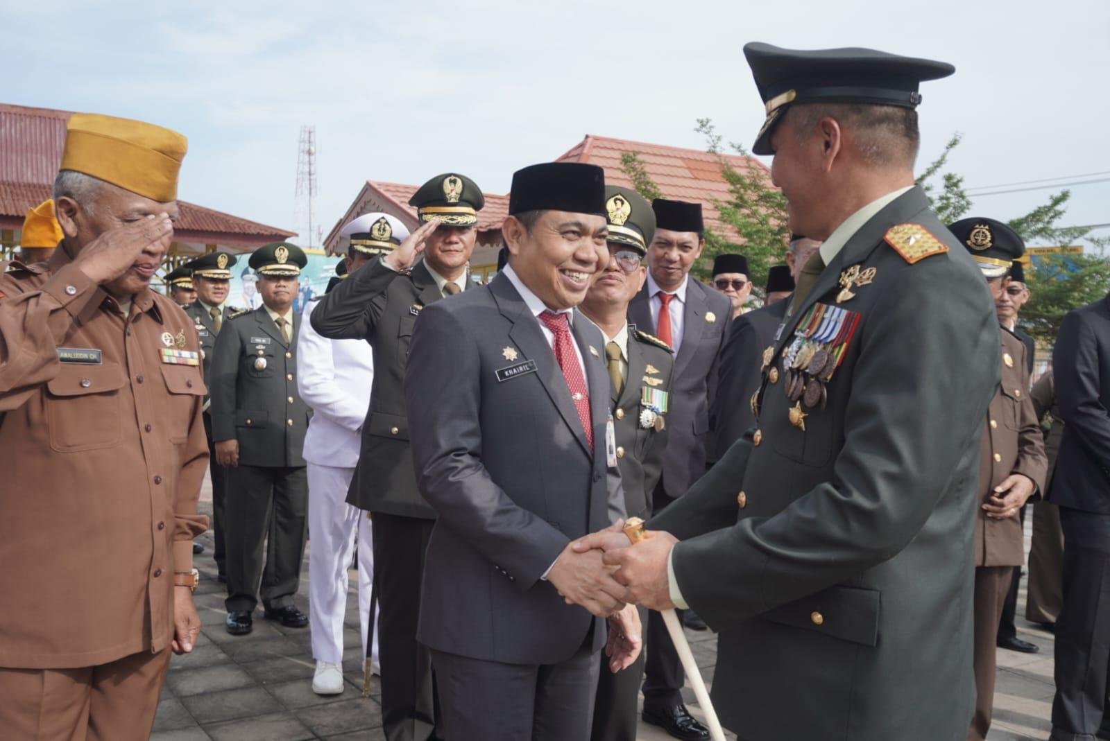 Asisten I Pemprov Bengkulu menyalami Danrem 041 Gamas Bengkulu, Brijen TNI Rachmat Zulkarnaen pada acara Ziarah Nasional di TMP Balai Buntar Bengkulu, Minggu 10 November 2024.(Foto/Humas Pempeov Bengkulu)