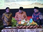Peringatan HKN Tahun 2024 Asisiten I Pemprov Bengkulu, Khairil Anwar didammpingi Dirjen Pelayanan Kesehatan, Kemenkes dan Kepala Dinkes Bengkulu, Redhwan Arief memotong tumpeng peringatan HKN ke-60 tahun 2024, Selasa 12 November 2024.(Foto-Humas Pemprov Bengkulu)