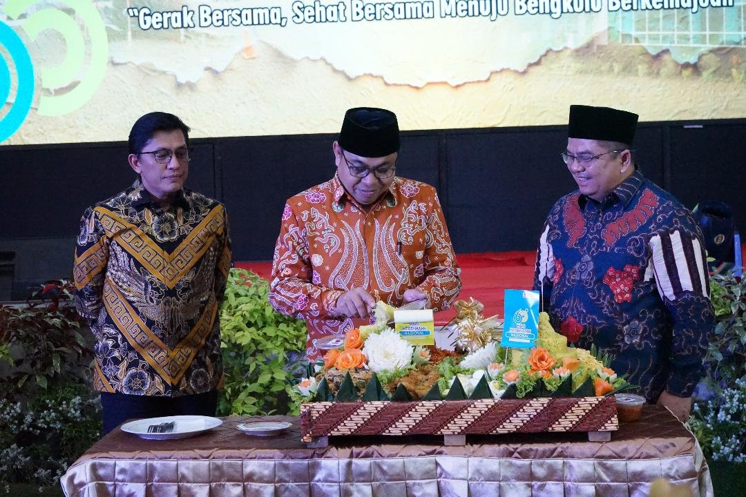 Peringatan HKN Tahun 2024 Asisiten I Pemprov Bengkulu, Khairil Anwar didammpingi Dirjen Pelayanan Kesehatan, Kemenkes dan Kepala Dinkes Bengkulu, Redhwan Arief memotong tumpeng peringatan HKN ke-60 tahun 2024, Selasa 12 November 2024.(Foto-Humas Pemprov Bengkulu)