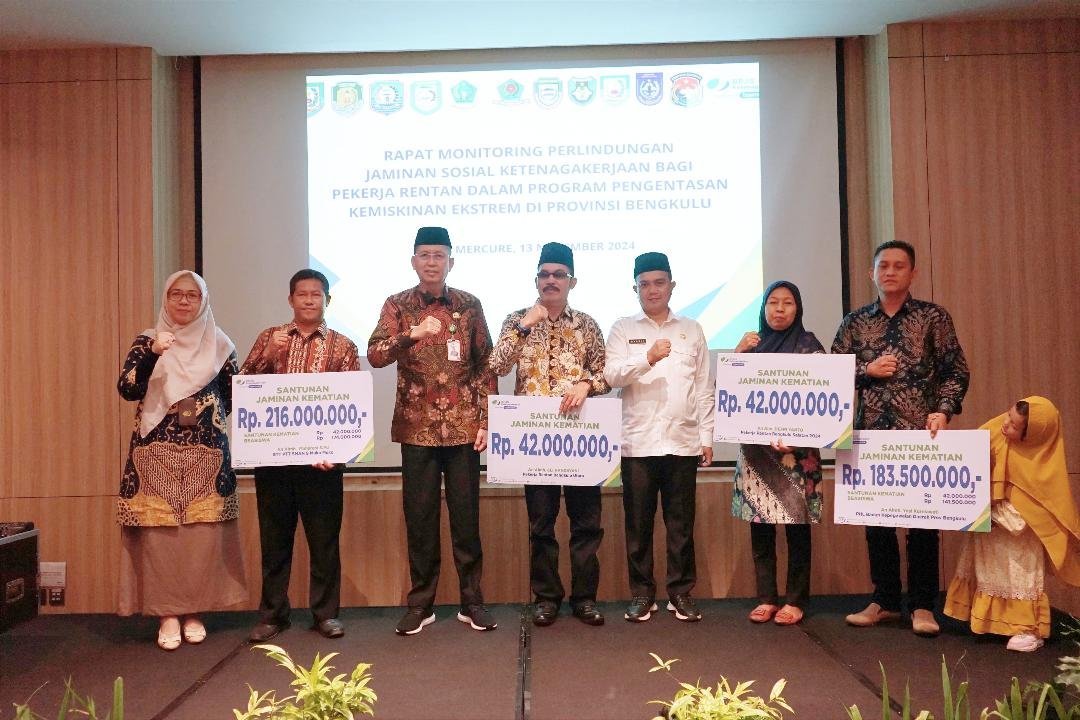 Santunan BPJS Sekda Bengkulu, Isnan Fajri foto bersama empat ahli waris peserta BPJS Ketenagakerjaan yang menerima santunan kematian dan beasiswa dari BPJS Bengkulu, Rabu 13 November 2024.(Foto-Humas Pemprov Bengkulu)