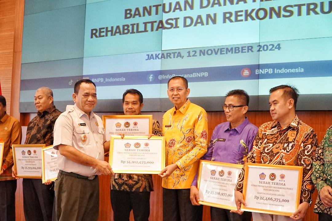 Sekda Bengkulu, Isnan Fajri menerima dana hibah pasca bencana dari BNPB Pusat sebesar Rp 34,9 miliar, Selasa 12 November 2024.(Foto-Humas Pemprov Bengkulu)