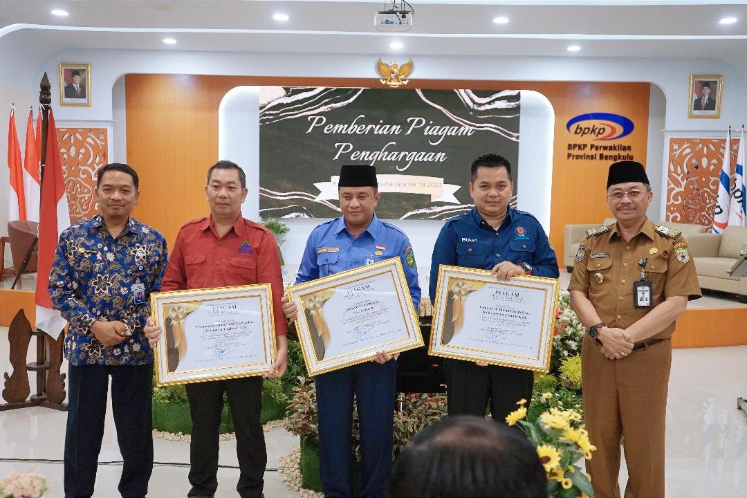 BPKP Bengkulu memberikan penghargaan kepada pelaku dan pengelola BUND, BLUD dan BUMDes di Bengkulu, Selasa 12 November 2024.(Foto-Humas Pemprov Bengkulu)