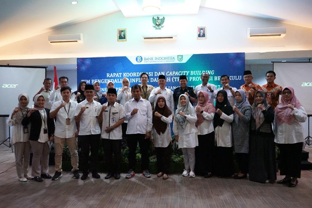 Rakor TPID Bengkulu Asisten II Pemprov Bengkulu, RA Deny foto bersama peserta rakor TPID Bengkulu, Rabu 13 November 2024.(Foto-Humas Pemprov Bengkulu)