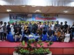 Plt Gubernur Bengkulu Rosjonsyah foto bersama peserta dan panitia kontes lomba ikan louhan, Rabu 13 November 2024.(Foto-Humas Pemprov Bengkulu)