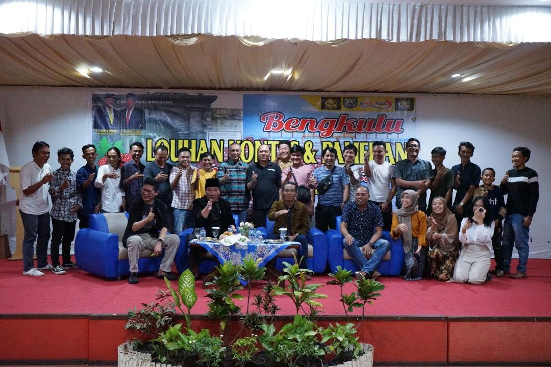 lomba ikan louha Plt Gubernur Bengkulu Rosjonsyah foto bersama peserta dan panitia kontes lomba ikan louhan, Rabu 13 November 2024.(Foto-Humas Pemprov Bengkulu)