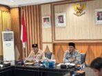 Rapat Angkutam Batubara Asisten II Pemprov Bengkulu, RA Deny didampingi pejabat Dishub Bengkulu menggelar rapat dengan pengusaha batubara cari solisi angkutan batubara dari wilayah Bengkulu ke pelabuhan laut Pulau Baai. Kamis 14 November 2024.(Foto-Humas Pemprov Bengkulu)