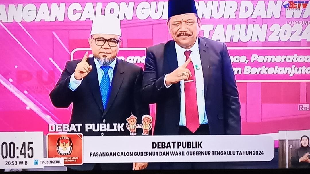 Paslon Cagub-Cawagub Bengkulu, Helmi Hasan-Mian saat mengikuti debat publik kedua diselenggarakan KPU Provinsi Bengkulu,12 November 2024.(Foto Harapanbaru-Usmin)
