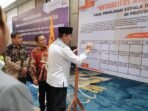 Plt Gubernur Bengkulu, Rosjonsyah membubuhkan tandatangan pada acara deklaklasi netralisasi kades dan ASN di Bengkulu pada Pilkada 2024, 15 November 2024.(Foto-Humas Pemprov Bengkulu)
