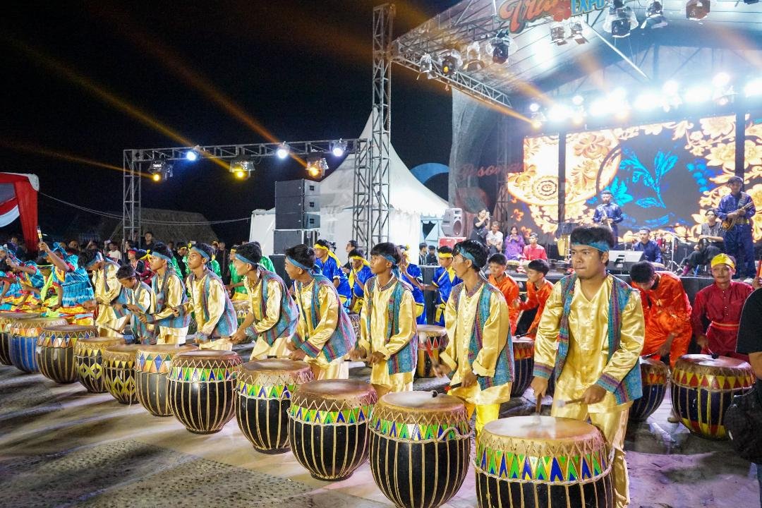 Ratusan alat musik dol tampil di acara Tradisi Ekspo yang digelar Dispar Bengkulu dalam rangka melestarikan Seni Budaya Lokal, Sabtu 16 November 2024.(Floto-Humas Pemprov Bengkulu)