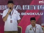 Febat Pilwakot Bengkulu 2024 Paslon Wali Kota dan Wakil Wali Kota Bengkulu, Beny Suharto-April pada acara debat publik ketiga pilwakot Bengkulu 2024, Sabtu malam 16 November 2024.(Foto/TP)