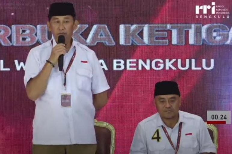 Febat Pilwakot Bengkulu 2024 Paslon Wali Kota dan Wakil Wali Kota Bengkulu, Beny Suharto-April pada acara debat publik ketiga pilwakot Bengkulu 2024, Sabtu malam 16 November 2024.(Foto/TP)