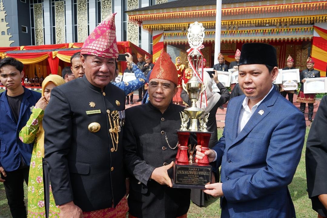 HUT Provinsi Bengkulu Plt Gubernur Bengkulu, Rosjonsyah (kiri) dan Ketua DPD-RI, Sultan Najamudin (kanan) memenang piala usai mengikuti upacara HUT ke-56 Provinsi Bengkulu, Senin 18 November 2024.(Foto-Humas Pemprov Bengkulu)