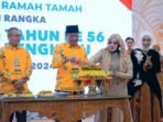 Plt Gubernur Bengkulu, Rosjonsyah dan Istri, Ny Anita memotong tumpeng pada malam syukuran HUT kke-56 Provinsi Bengkulu, di Balai Raya Semarak Bengkulu, Senin 18 November 2024.(Foto-Humas Pemprov Bengkulu)