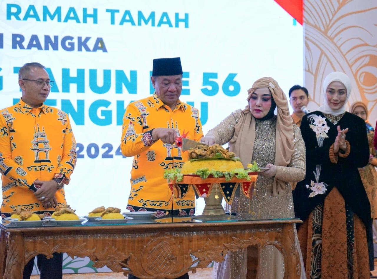 Syukuran HUT Bengkulu Plt Gubernur Bengkulu, Rosjonsyah dan Istri, Ny Anita memotong tumpeng pada malam syukuran HUT kke-56 Provinsi Bengkulu, di Balai Raya Semarak Bengkulu, Senin 18 November 2024.(Foto-Humas Pemprov Bengkulu)