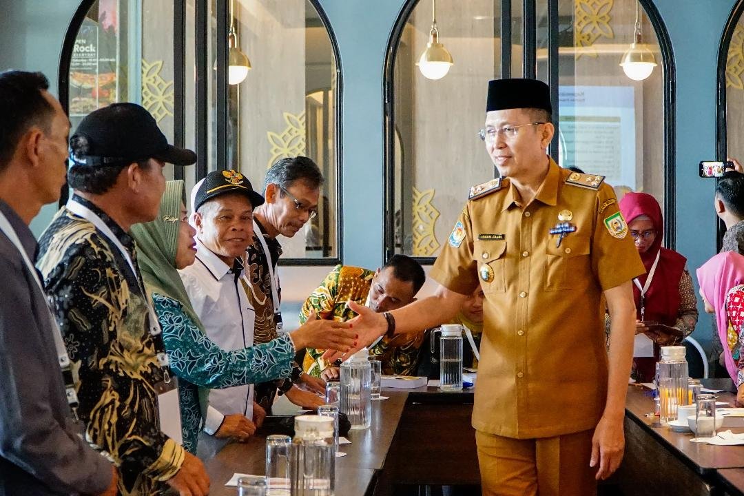 pelatihan kapasitas desa Sekda Provinsi Bengkulu, Isnan Fajri menyalami para kades usai membuka pelatihan peningkatan kapasitas aparat pemerintah desa dalam upaya menyukseskan pembangunan di desa, Selasa 19 November 2024.(Foto-Humas Pemprov Bengkulu)