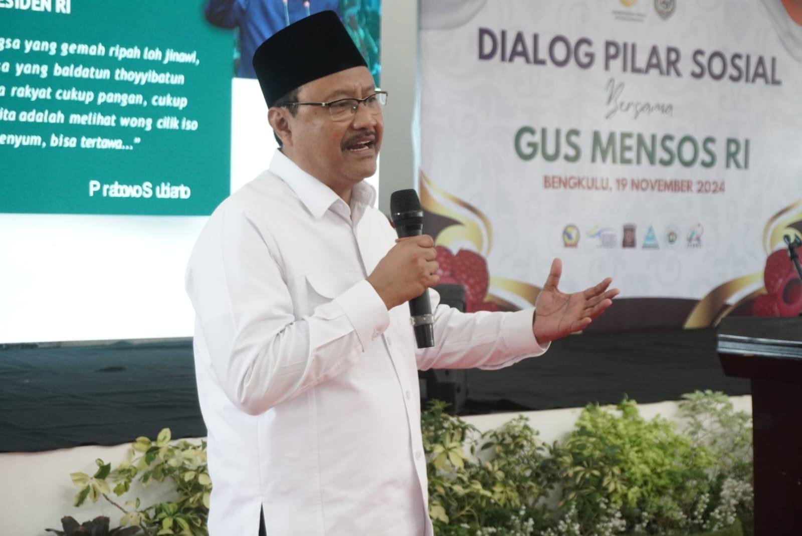 Menteri Sosial (Mensos) Syaifullah Yusuf memyampaikan materi pada acara dialog Pilar Sosial, di Bengkulu, Selasa 19 November 2024.(Foto-Humas Pemprov Bengkulu)