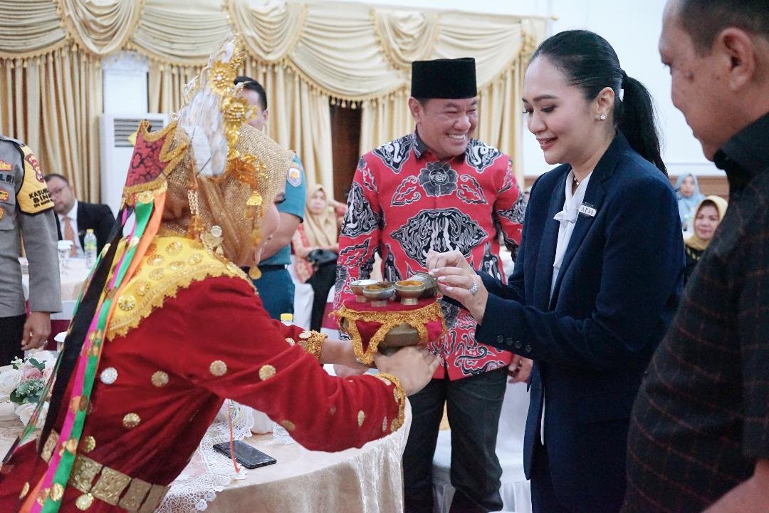 Ketua DPP APJI Pusat, Tasyah Meganada Yukki didampingi Plt Gubernur Bengkulu, Rosjonsyah disambut tari sekapur siri pada acara pelantikan Pengurus DPD APJI Bengkulu, di Balai Semarak Bengkulu, Kamis 21 November 2024.(Foto-Humas Pemprov Bengkulu)