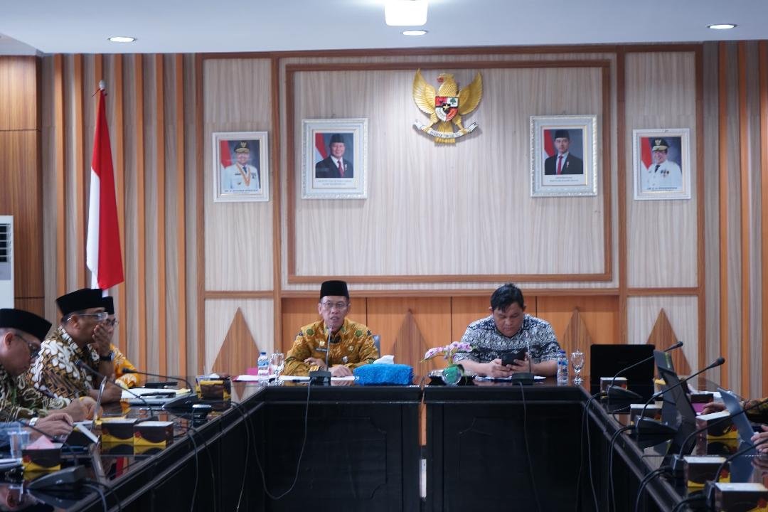 Rapat PAD Bengkulu Asisten III Pemprov Bengkulu, Nandar Munadi pimpin rapat dengan Irjen Kemendagri terkait penerimaan PAD Provinsi Bengkulu tahun 2024, Jumat 22 November 2024.(Foto-Humas Pemprov Bengkulu)