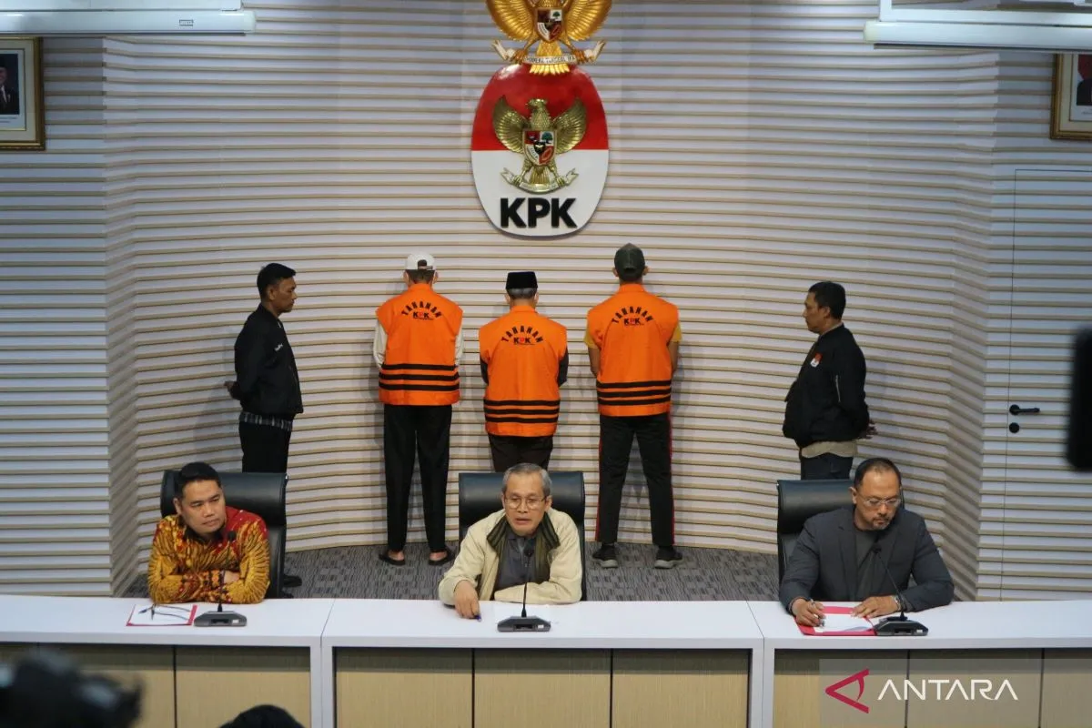 Penyidik Komisi Pemberantasan Korupsi (KPK) menghadirkan tiga tersangka dalam perkara dugaan korupsi berupa pemerasan dan gratifikasi di lingkungan Pemerintah Provinsi Bengkulu, Minggu 24 November 2024.(Foto-Ant)