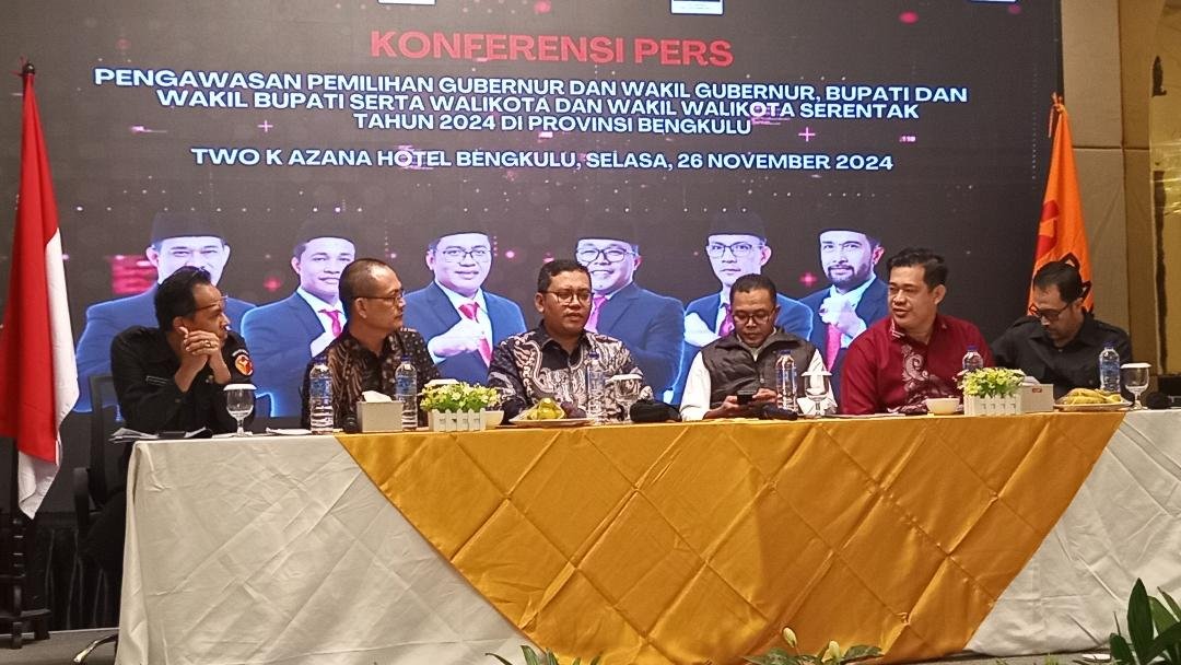 Bawaslu Bengkulu menggelar konfrensi pers pelaksanaan hasil pengawasan dan persiapan pilkada pada 27 November 2024. Selasa 26 November 2024.(Foto Harapanbaru.news-Usmin)