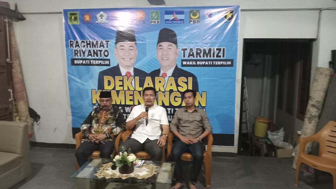 Tm pemenangan paslon cabup-cawabup Benteng, Rachmat-Tarmizi, Adran Khalik memberikan keterangan pers tentang hasil pilkada Benteng, Rabu 27 November 2024.(Foto Harapanbaru.news-Usmin)