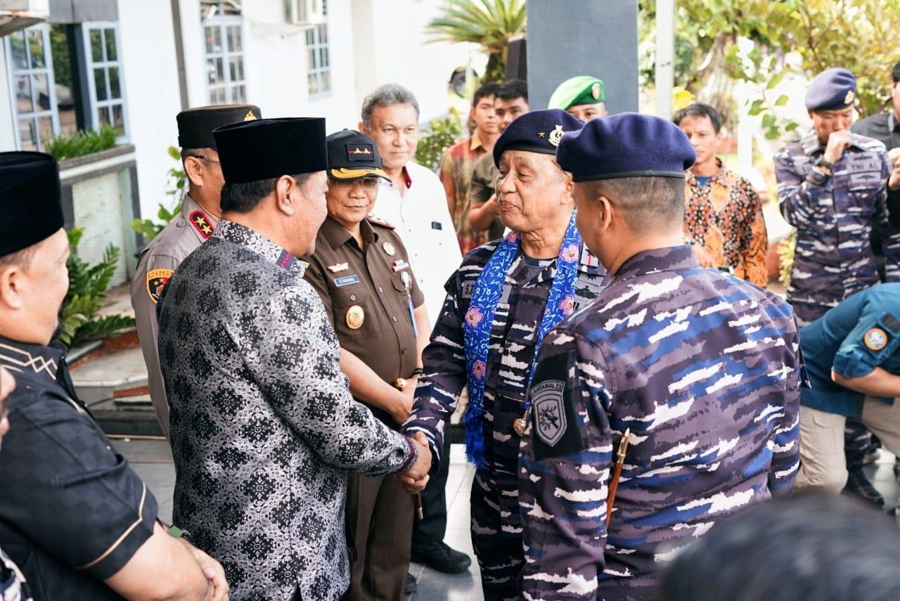 Plt Gubernur Bengkulu, Rosjonsyah menyambut kedatangan Danlantamal II Padang, Laksamana Pertama TNI Sarimpunan Tanjung melakukan kunker ke Bengkulu, Kamis 28 November 2024.(Foto-Humas Pemprov Bengkulu)