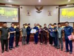 Disetujui APBD 2025 Ketua DPRD Provinsi Bengkulu,Sumardi dan Plh Sekda Bengkulu, Hariyadi dan anggota DPRD lainnya foto bersama usai menandatangi kesepaktan pengesahan APBD Bengkulu 2024, Jumat 29 November 2025.(Foto-Humas Pemprov Bengkulu)