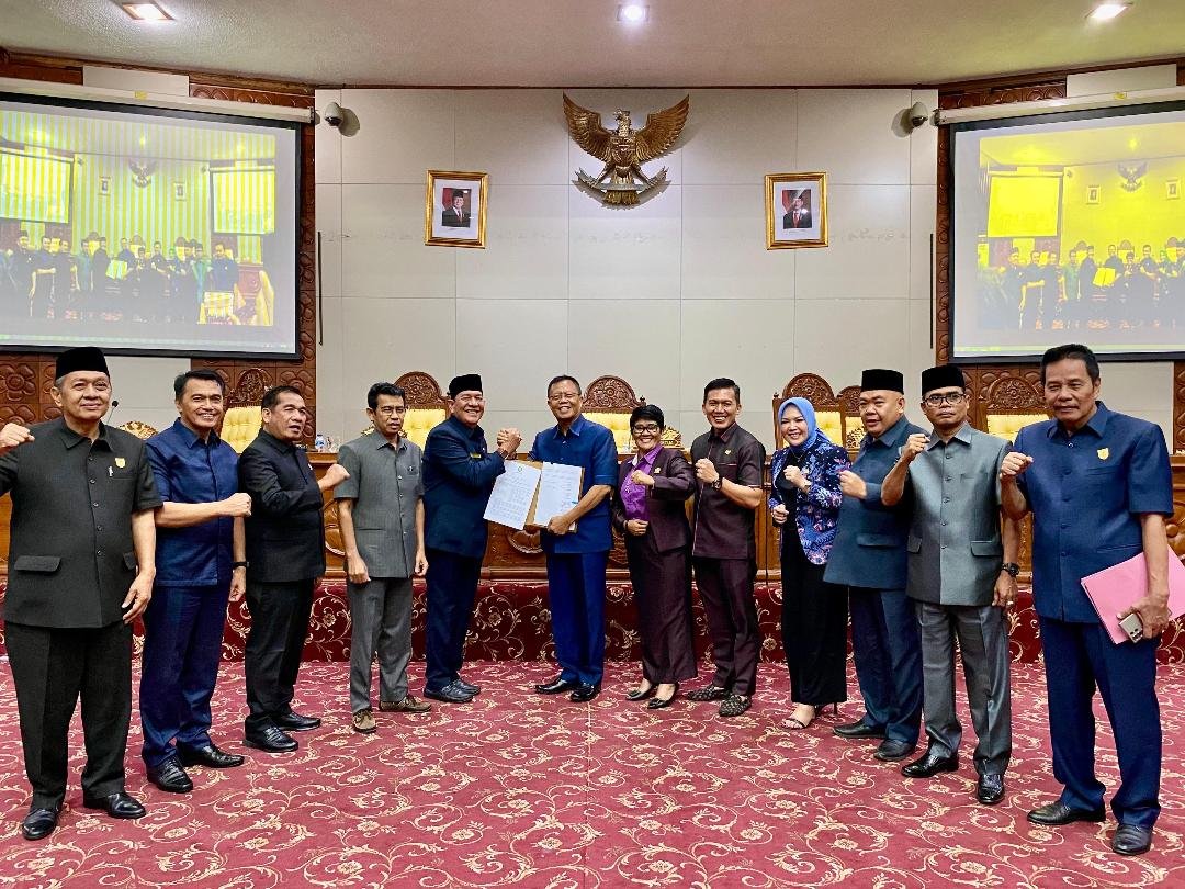 Disetujui APBD 2025 Ketua DPRD Provinsi Bengkulu,Sumardi dan Plh Sekda Bengkulu, Hariyadi dan anggota DPRD lainnya foto bersama usai menandatangi kesepaktan pengesahan APBD Bengkulu 2024, Jumat 29 November 2025.(Foto-Humas Pemprov Bengkulu)