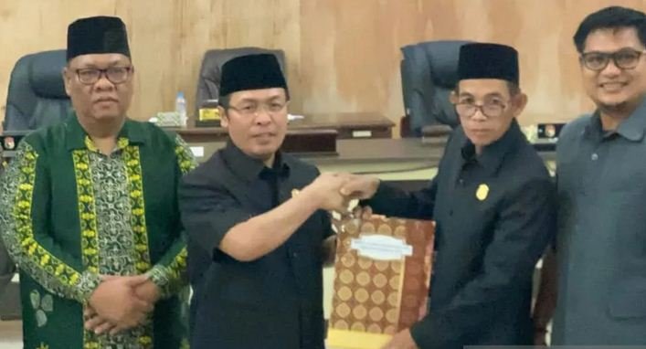 Bupati Kabupaten Mukomuko, Sapuan menerima naskah pengesahan Perda APBD 2025 dari DPRD setempat, akhir pekan lalu.(Foto/Ist)