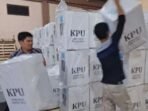 Sejumlah kota suara pilkada 2024 di Kabupaten Rejang Lebong setelah usai rekapitulasi perolehan suara ditingkat kecamatan langsung disimpan di gudang logistik KPU setempat, Minggu 1 Desember 2024.(Foto/Istimewa)