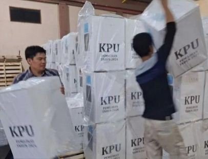 Sejumlah kota suara pilkada 2024 di Kabupaten Rejang Lebong setelah usai rekapitulasi perolehan suara ditingkat kecamatan langsung disimpan di gudang logistik KPU setempat, Minggu 1 Desember 2024.(Foto/Istimewa)