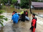 Petugas BPBD Bengkulu mengevakuasi warga korban banjir di Kota Bengkulu beberapa waktu lalu.(Foto/Ist)