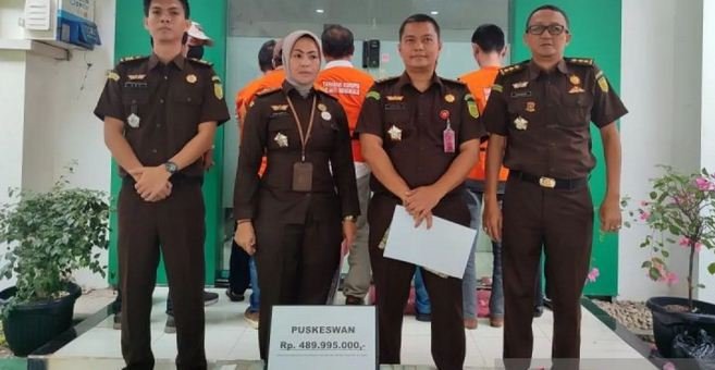 Kejati Bengkulu memberikan keterangan pers atas penahanan 8 tersangka kasus dugaan korupsi di Distan Bengkulu Tengah, Senin 2 Desember 2024.(Foto/Ist)
