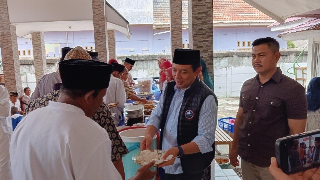 Syukuran Dedy Menang Pilwakot Calon Wali Kota Bengkulu peraih suara terbanyak pilkada lalu, Dedy Wahyudi mengambilkan nasi salah satu warga Kelurahan Beras pada acara syukuran makan siang bersama atas suksesnya paslon Dedy-Roni pada pesta demokrasi pekan lalau.(Foto-foto Harapanbaru.news-Usmin)