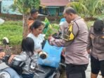 Anggota Polsek Ratu Agung, Kota Bengkulu menyalurkan bantuan pangan kepada warga terdampak banjir, Selasa 3 Desember 2024.(Foto-RRI)