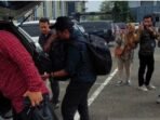 Penyidik KPK memasukan sejumlah berkas ke dalam mobil usai melakukan penggeledahan ruang kerja gubernur Bengkulu, Sekda Bengkulu dan Kepala Biro Umum terkait kasus OTT dua pekan lalu.(Foto-Istimewa)