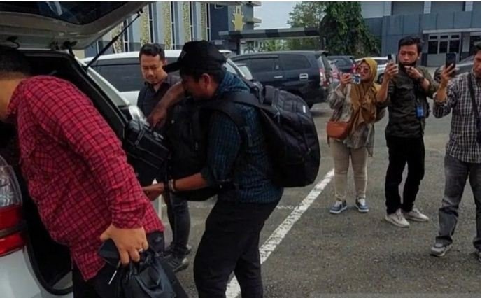 Penyidik KPK memasukan sejumlah berkas ke dalam mobil usai melakukan penggeledahan ruang kerja gubernur Bengkulu, Sekda Bengkulu dan Kepala Biro Umum terkait kasus OTT dua pekan lalu.(Foto-Istimewa)