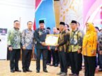 Plt Gubernur Bengkulu Rosjonsyah menyerahkan serifikat desa sadar hukum kepada salah seorang kepala di desa di Bengkulu, di Balai Raya Bengkulu, Kamis 5 Desember 2024.(Foto--Humas Pemprov Bengkulu)