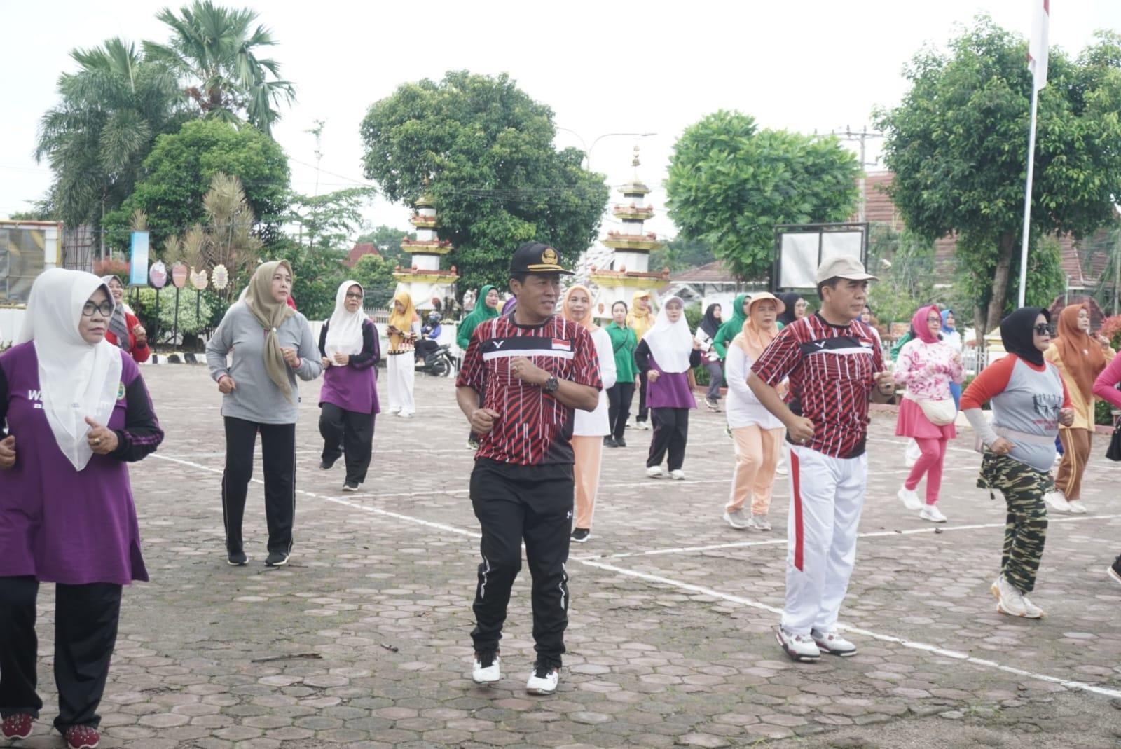 Srnam Hari Ibu 2024 P3APPKB Bengkulu Gelar Senam Bersama Organisasi Perempuan dalan rangka memperingati Hari Ibu ke-96 tahun 2024, Jumat 6 Desember 2024.(Foto-Humas Pemprov Bengkulu)