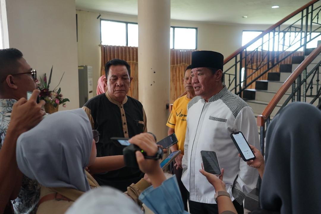 Plt Gubernur Bengkulu, Rosjonsyah didampingi Plt Sekda Bengkulu, Hariyadi memberikan keterangan pers usai meninjau mess pemda Bengkulu terbakar, Jumat 6 Desember 2024.(Foto-Humas Pemprov Bengkulu)